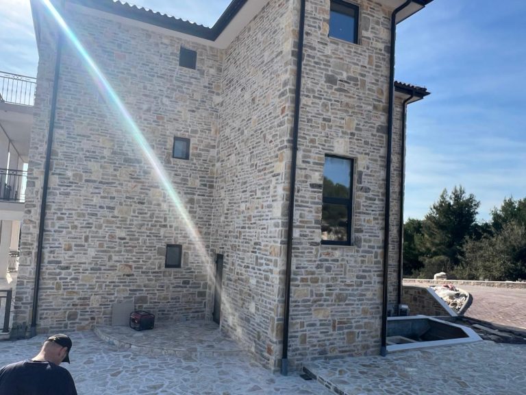 Bočna fasada kuće obložena prirodnim mix kamenom