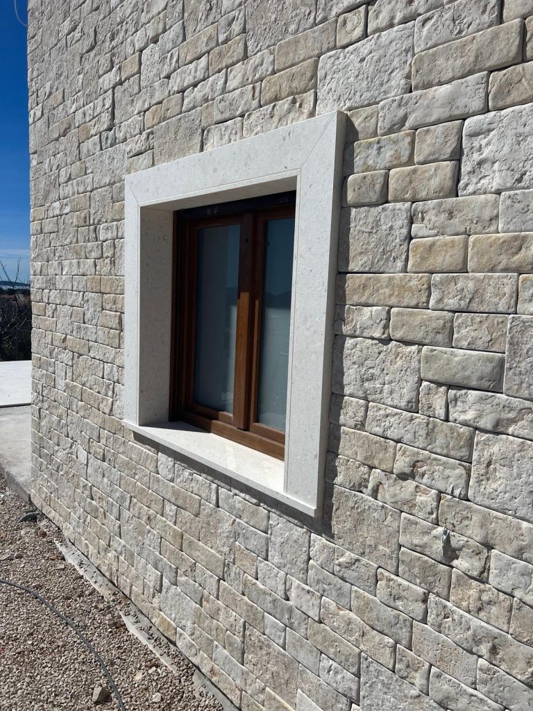 Detalj fasade od pilane ploče antico
