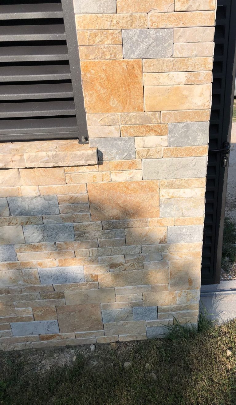 Detalj kamene obloge uz vrata
