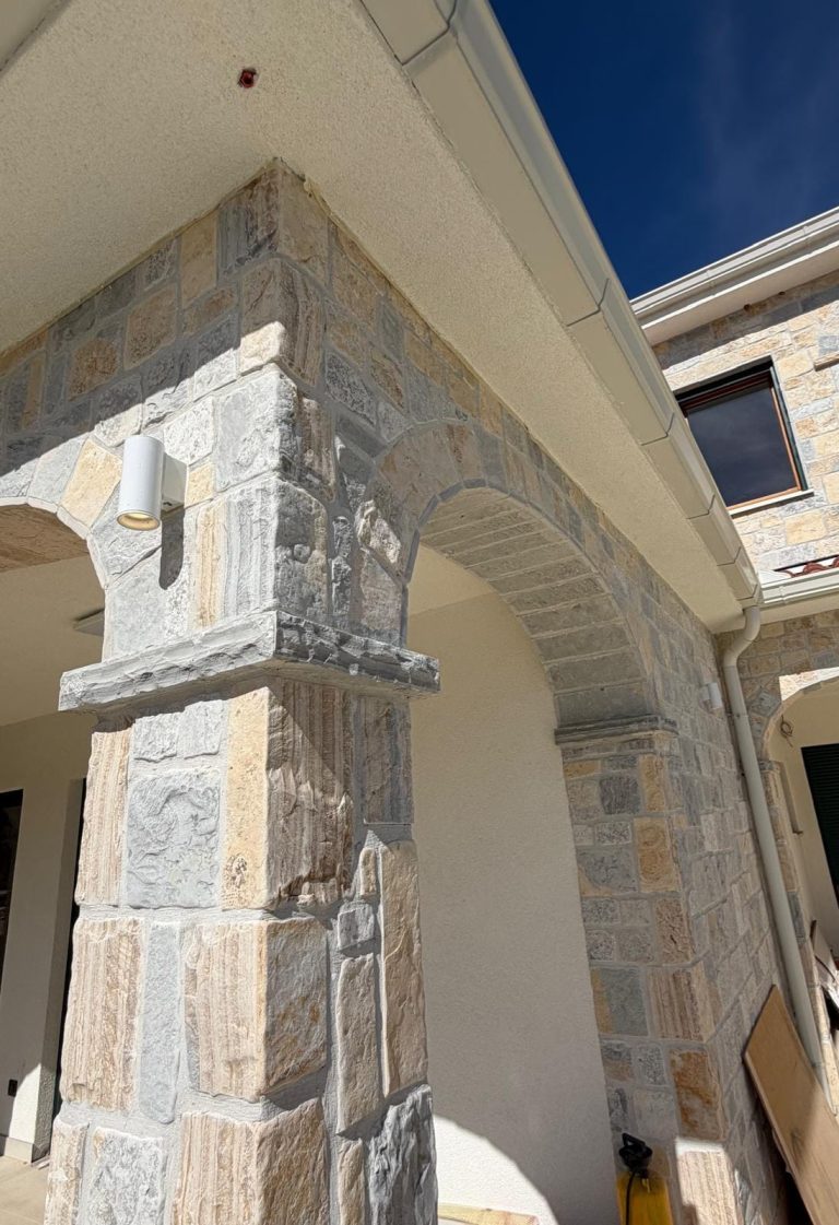 Detalj kamenog stupa i fasade