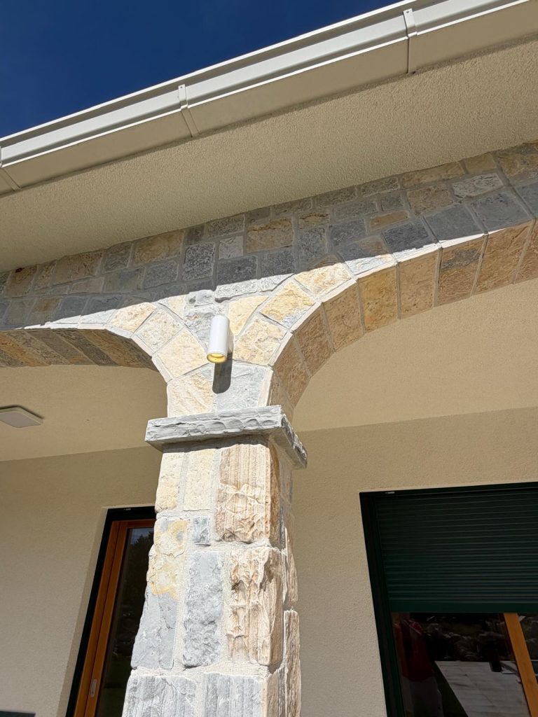 Detalj kamenog stupa i ukrasnog luka