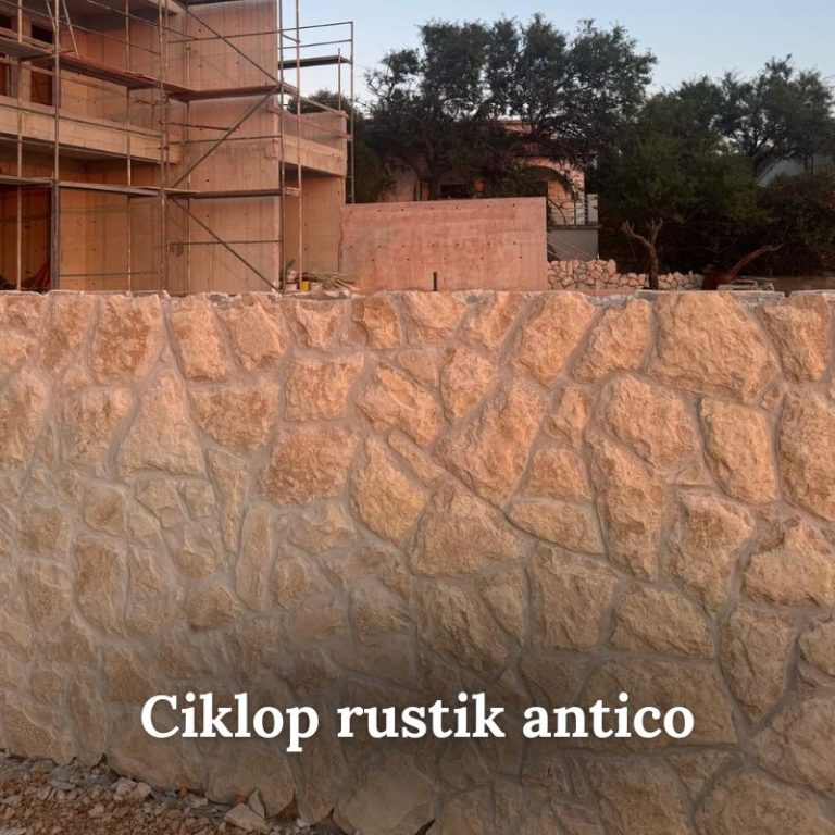Detalj ograde od ciklop rustik antico kamena s nepravilnim oblicima