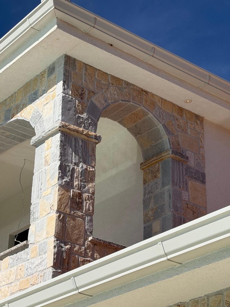 Detalj stupa obloženog kamenom Narcis antico