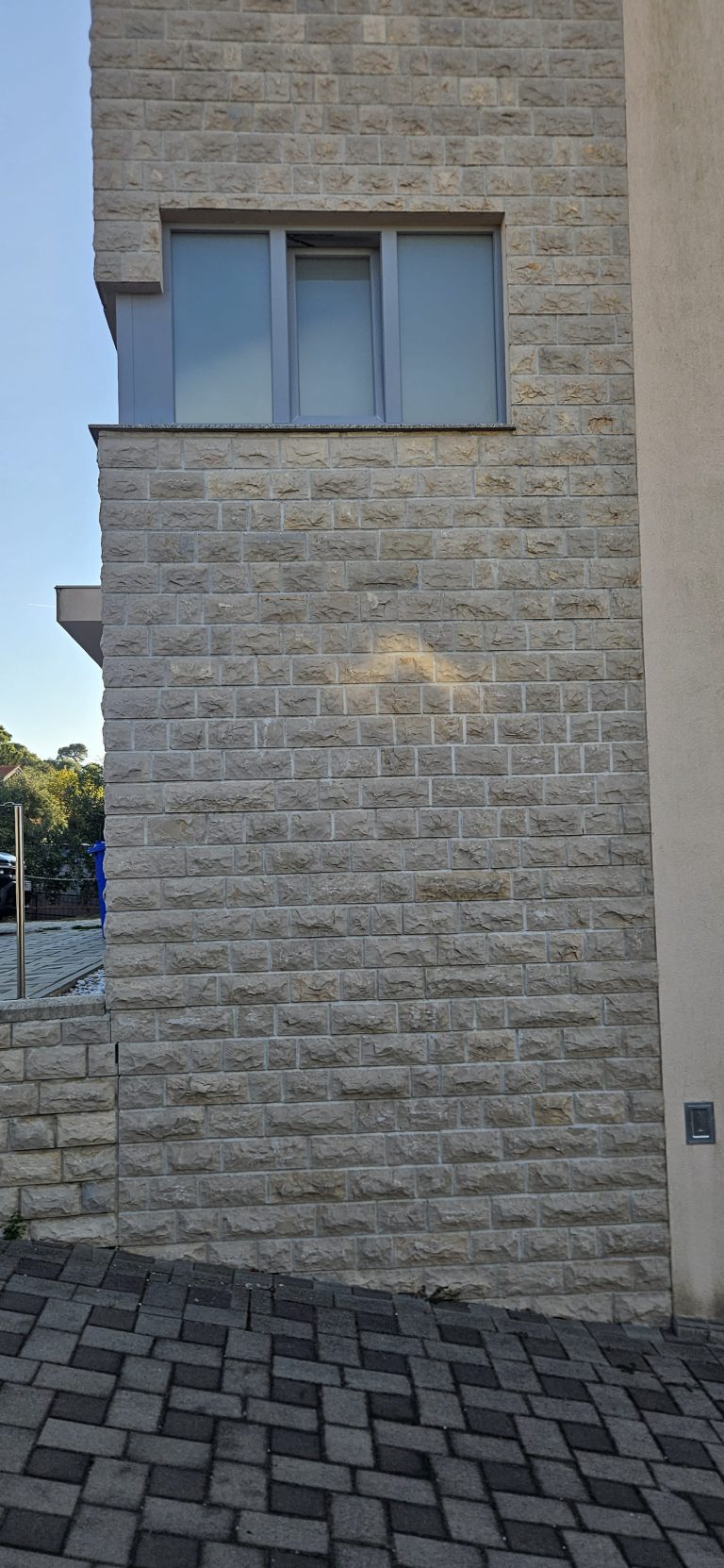 Detalj vanjskog zida kuće obloženog bunjom