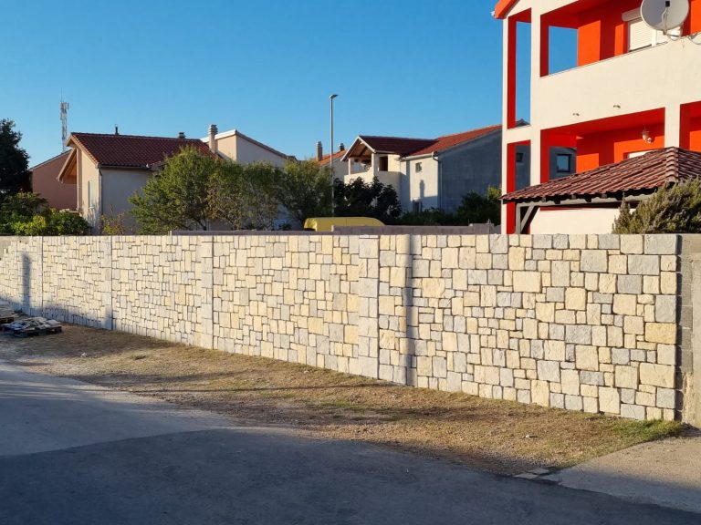 Dvorišna ograda od Narcis antico kamena