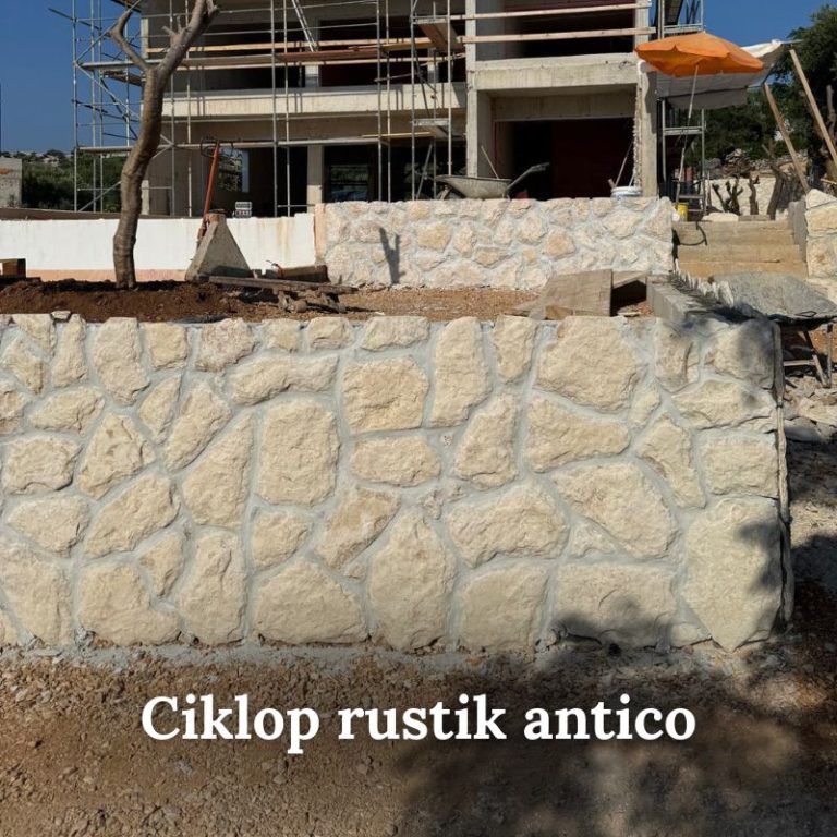 Dvorišni zid obložen kamenom ciklop rustik antico ispred građene kuće