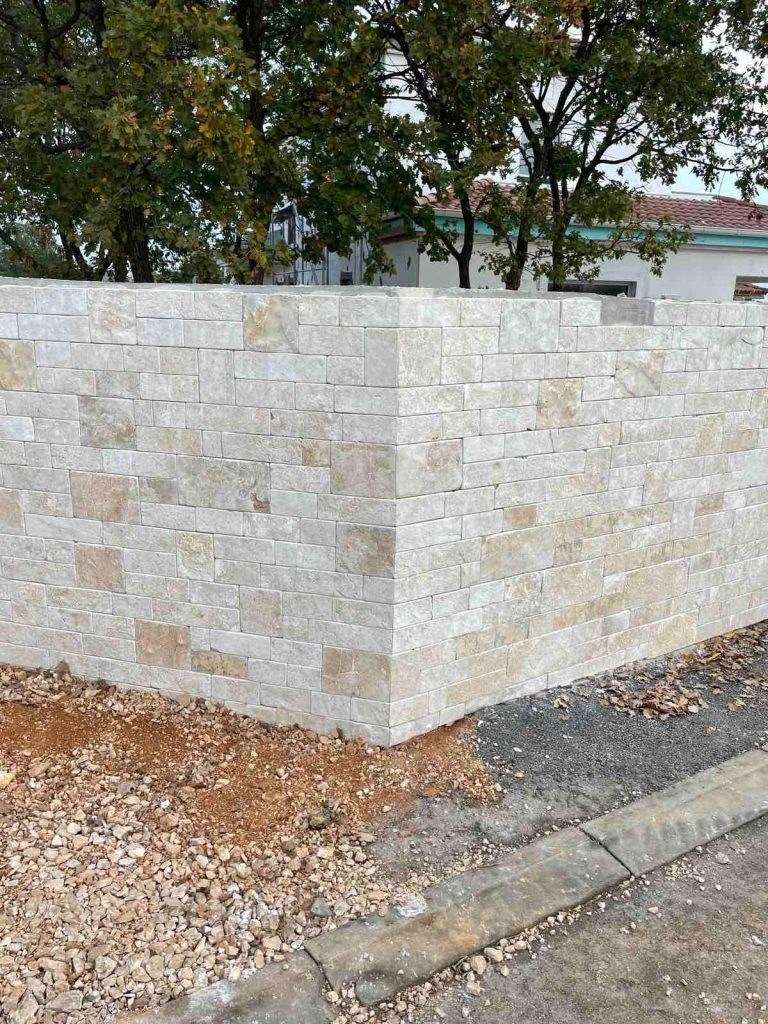 Dvorišni zid obložen pilanom pločom antico
