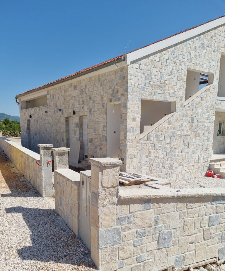 Fasada i stupovi obloženi kamenom Narcis antico