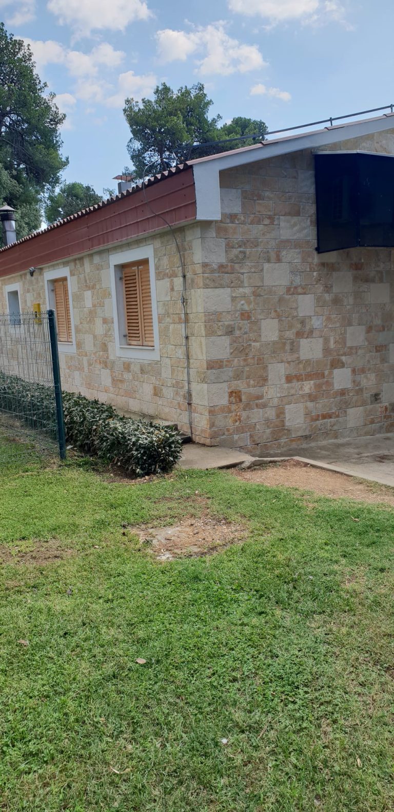 Fasada kuće obložena pilanim kamenom