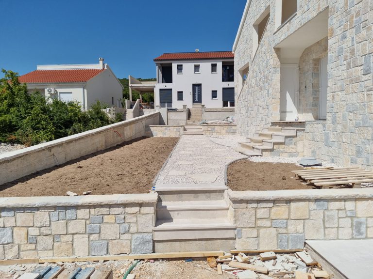 Kamena kuća i ograda od Narcis antico kamena