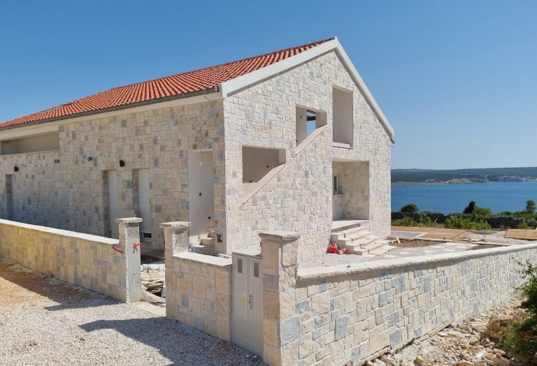 Kamena kuća s pogledom na more