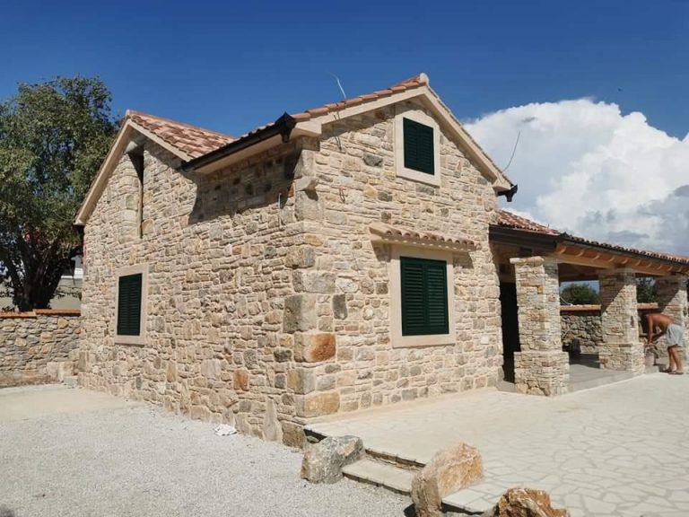Kamena kuća s rustikalnom fasadom od mix kamena