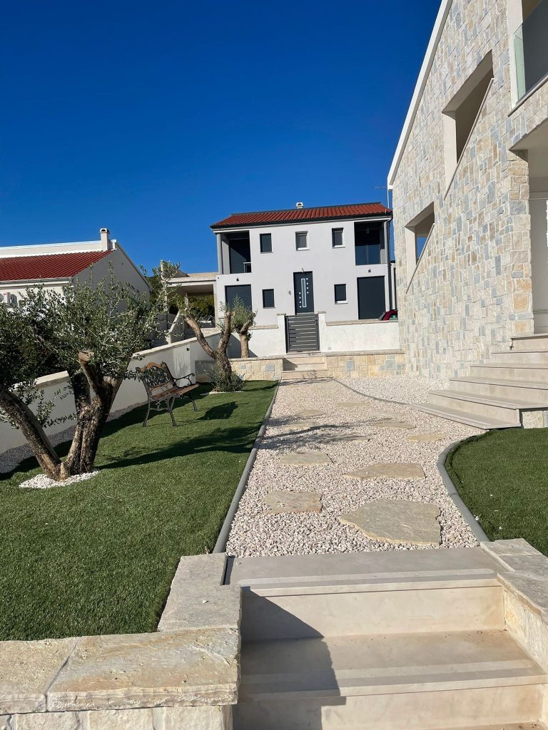 Kamene stepenice i staza uz kuću