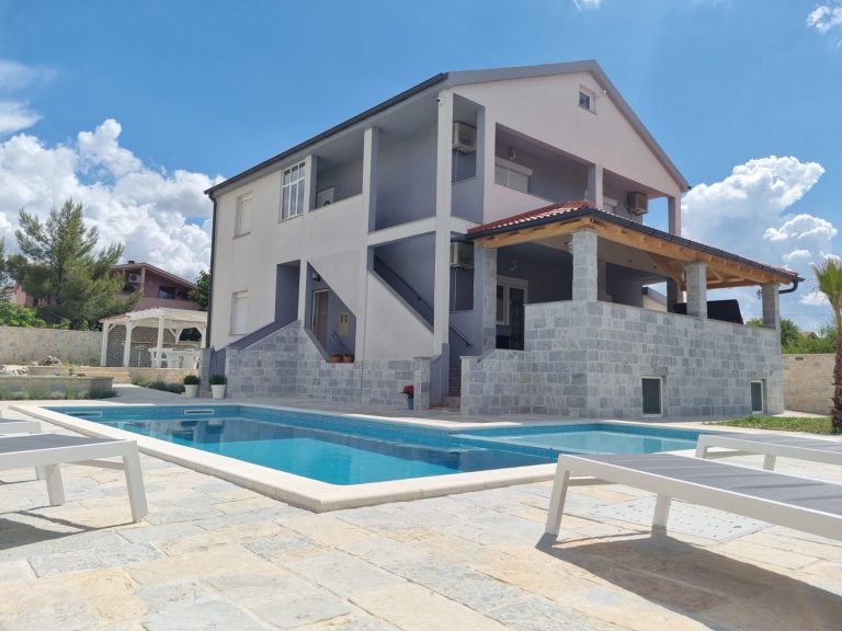 Kuća s bazenom i kamenim popločavanjem