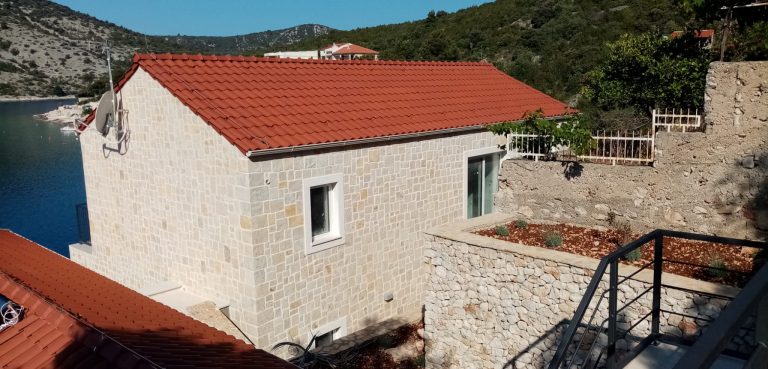Kuća s fasadom od prirodnog kamena