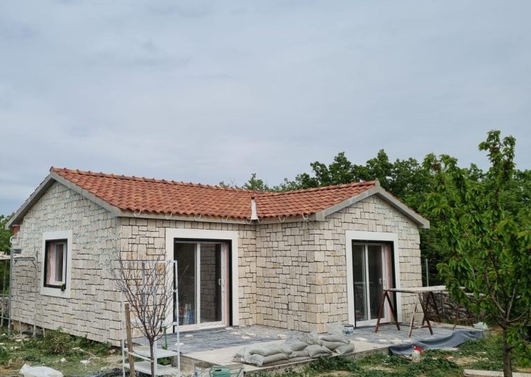 Manja kuća s kamenom fasadom