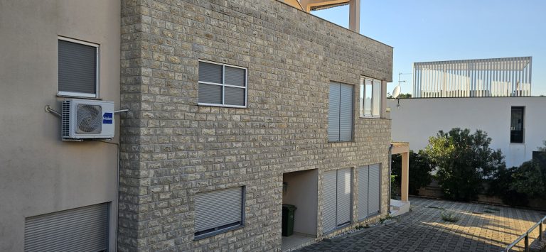 Obiteljska kuća s fasadom obloženom benkovačkom bunjom