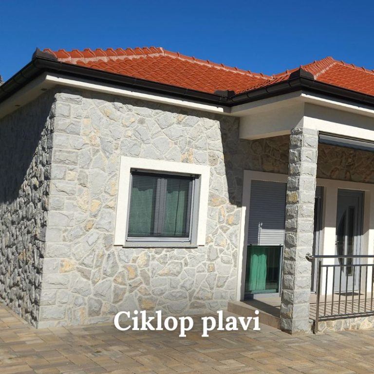 Obiteljska kuća s fasadom obloženom prirodnim kamenom ciklop plavi