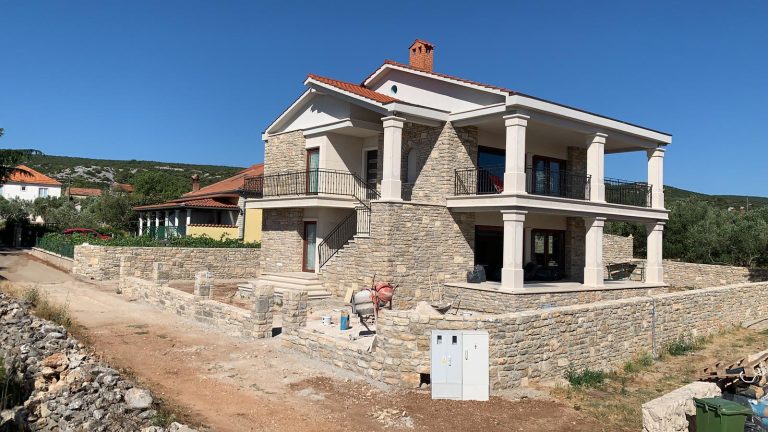 Obiteljska kuća s fasadom od mix kamena