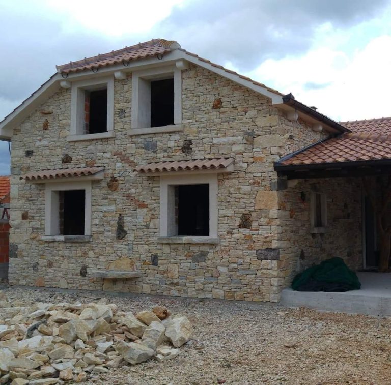 Pročelje kamene kuće s nepravilnim kamenim oblogama
