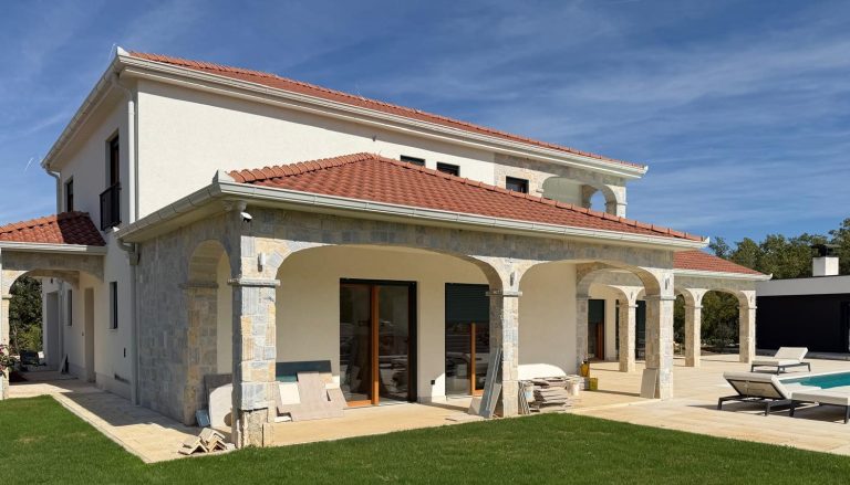 Pročelje kuće obloženo kamenom Narcis antico