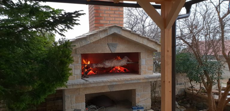Vanjski kameni kamin s otvorenim ložištem