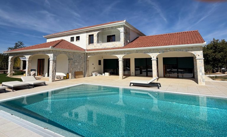 Vila s bazenom i kamenim detaljima
