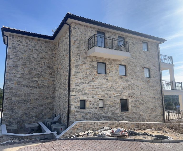 Višekatna kuća s fasadom od prirodnog mix kamena